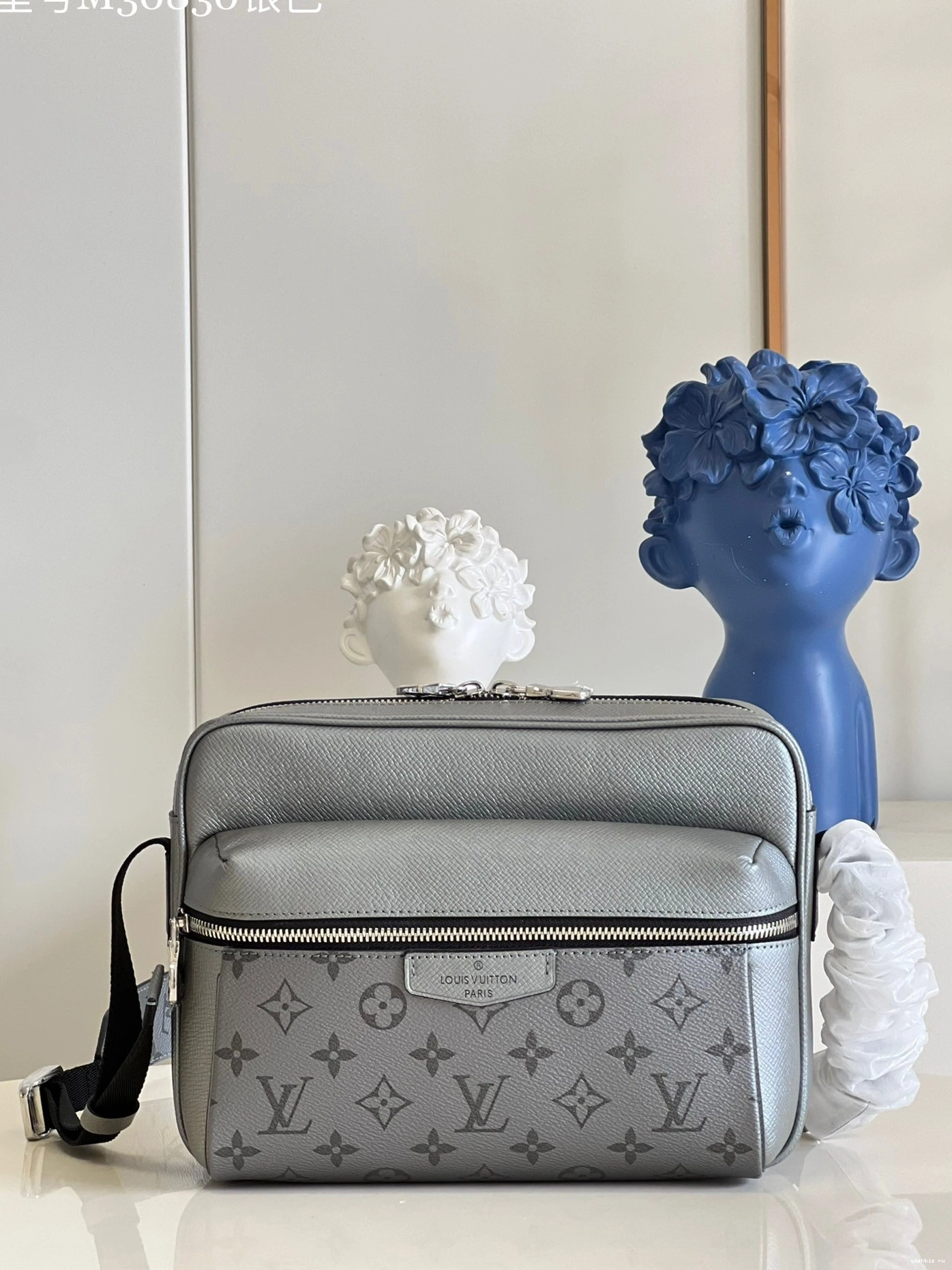 WIS OUTDOOR LOUIS VUITTON MESSENGER 0123